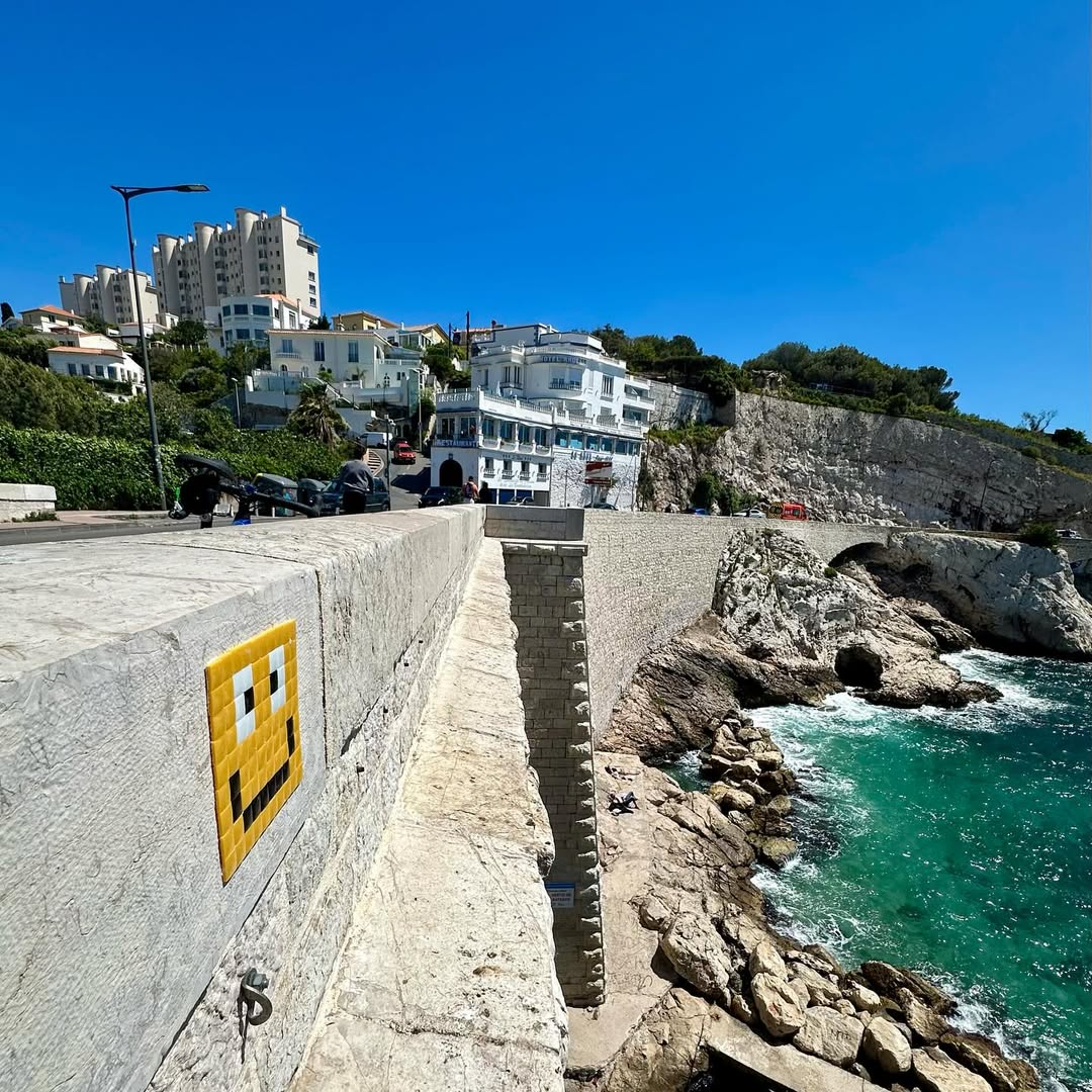 La_corniche_de_Marseille_accueille_desormais_le_tout_premier_smiley_de_l_artiste_Street_Smiley_Voici_Smilo_le_nouvel_ambassadeur_de_la_joie_de_vivre_urbaine_Ne_de_pixels_et_de_couleur.jpg