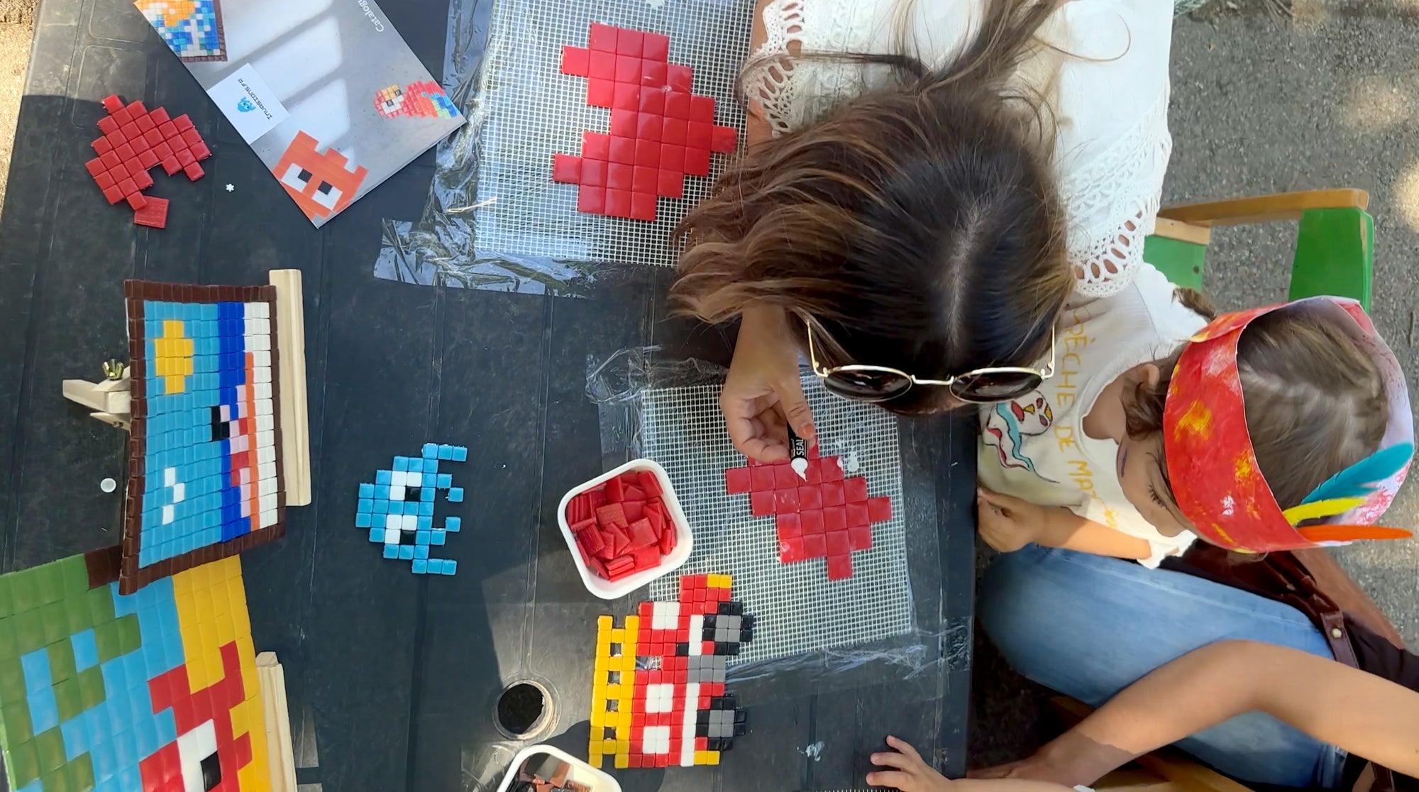 Atelier mosaïque à la @Crèche de Mazargues : une kermesse éclatante et créative 🧒🏼